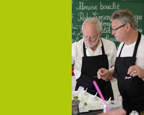 Compa&ntilde;eros cocinando juntos en Colonia